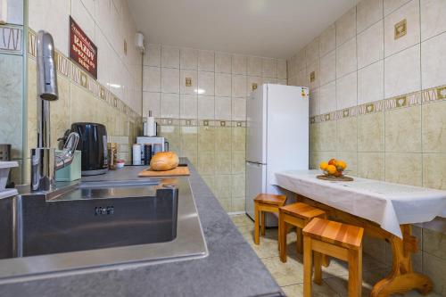 una cucina con lavello e frigorifero di Stasikowa Ostoja a Bukowina Tatrzańska