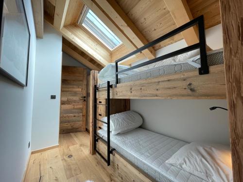 圣索林达尔沃Appartement duplex neuf en hyper centre station - 6 personnes的一间位于小房子内的卧室,配有双层床