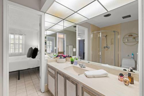 Ένα μπάνιο στο Stuart Lakefront Home With Pool near Dwnt and Beaches