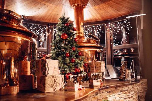 a christmas tree on a counter with gifts at Martinerhof's Brauhotel in San Martino