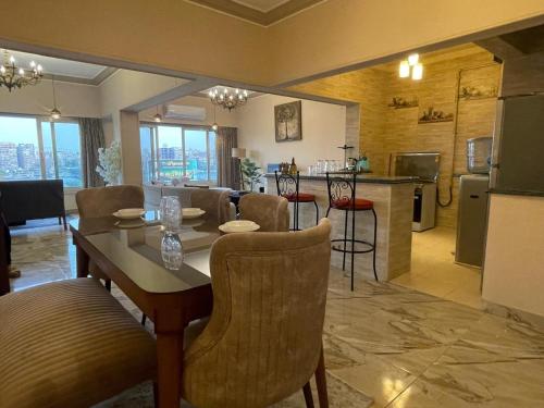 Kuchyň nebo kuchyňský kout v ubytování Elite Nile view apartment