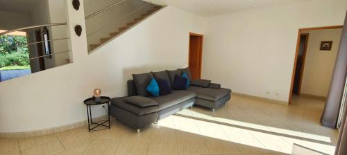 un salon avec un canapé et une chaise dans l'établissement Charming house with private pool, à Saint-Raphaël