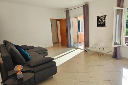 un salon avec un canapé et une table dans l'établissement Charming house with private pool, à Saint-Raphaël