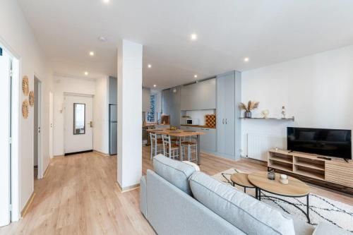 un salon avec un canapé et une table dans l'établissement #HF La Gare aux 400 Couverts Station GEM Tramway, à Grenoble