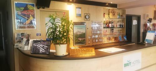 a counter in a store with a plant on it at Brit Hotel Besancon l'Horloge in Besançon