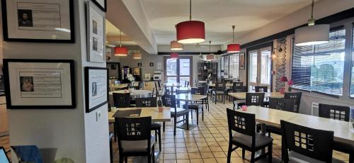 a restaurant dining room with tables and chairs at Brit Hotel Besancon l'Horloge in Besançon