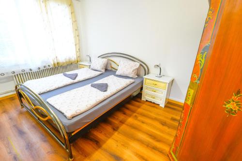 una piccola camera con letto e comodino di Golden River a Unterseen