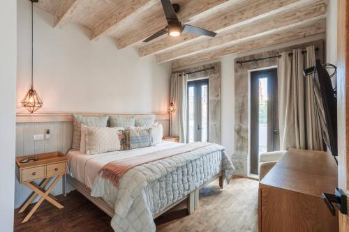 Un dormitorio con una cama grande con techo de madera. en Penthouse Br, en San Miguel de Allende