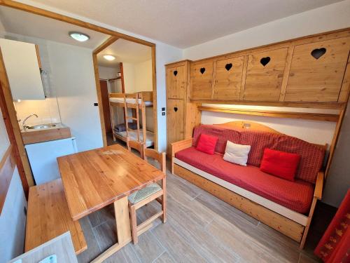 Photo de la galerie de l'établissement Studio au cœur de la station avec terrasse, skis aux pieds, pour 4 personnes - FR-1-265-346, à Modane