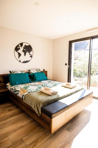 une chambre avec un grand lit et une fenêtre dans l'établissement Dolly, à Dol-de-Bretagne