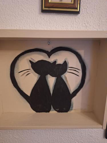a painting of a black cat on a shelf at Casa dos pais in Crato