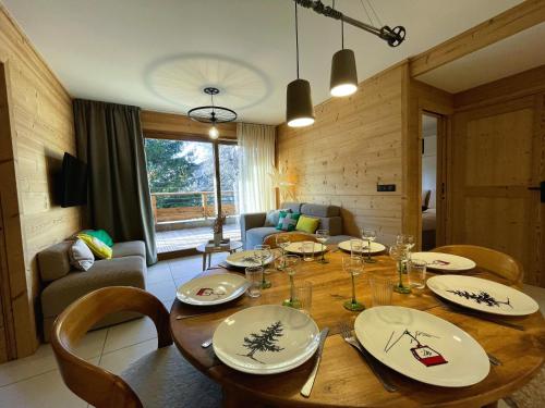 une salle à manger avec une table et des chaises en bois dans l'établissement Appartement 8 personnes neuf au cœur du village, à Saint-Sorlin-dʼArves