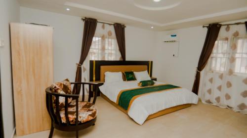 Postel nebo postele na pokoji v ubytování The Luxe Apartment