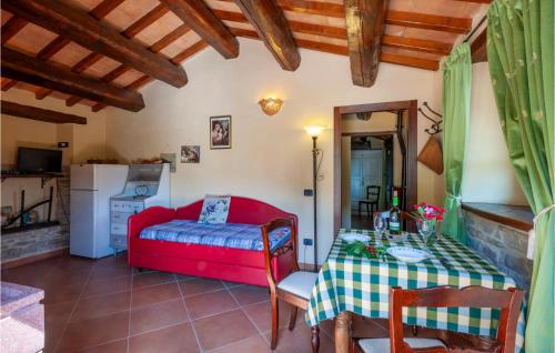 Una sala de estar con una mesa y una cocina. en Appartamento Suite, en Mercatello sul Metauro