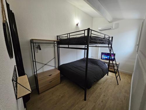 une chambre avec deux lits superposés dans une pièce dans l'établissement Jolie maison de vacances rénovée toute climatisée 6 couchages, 2 chambres mezzanine 100m de la plage residence LE VILLAGE DE LA MER LRVM88, à Portiragnes