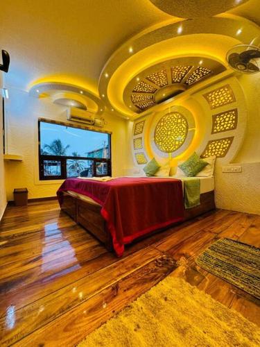 アレッピーにあるDream Luxury Houseboat Awaits !の部屋にベッドがある寝室