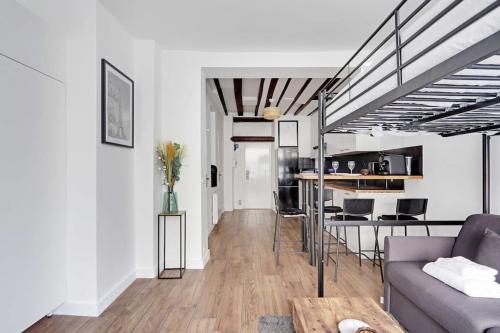 un salon avec un canapé et une cuisine dans l'établissement Butte Aux Cailles Charming Studio 4P, à Paris