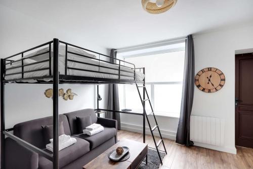 un salon avec un lit superposé et un canapé dans l'établissement Butte Aux Cailles Charming Studio 4P, à Paris