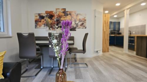 a vase filled with purple flowers sitting on a table at Ferienwohnung am Stadtpark 2 Terrassen, 2BR, 84m2 in Ilmenau