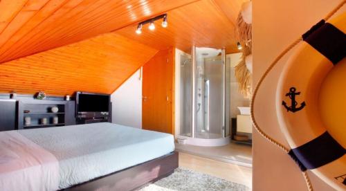 1 dormitorio con cama grande y ducha en O farol do funchal, en Funchal