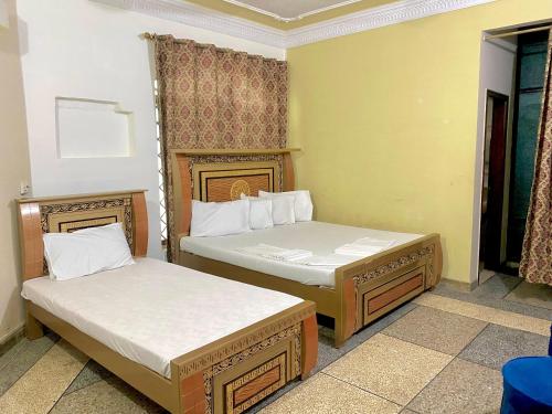 Ένα ή περισσότερα κρεβάτια σε δωμάτιο στο Hotel Royal Luxury Multan