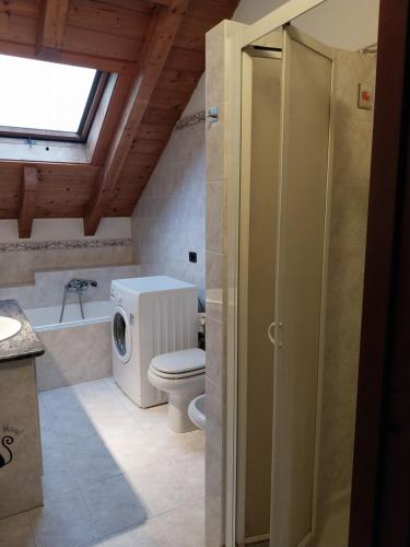 a bathroom with a toilet and a sink and a shower at Appartamento in Villa Losi in Melzo