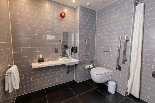 Standard Twin Room with Free Hot Breakfast - Accessible