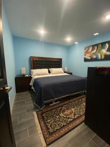 a bedroom with a bed and a blue wall at Castillo De La Santa Cruz-A in Guanajuato