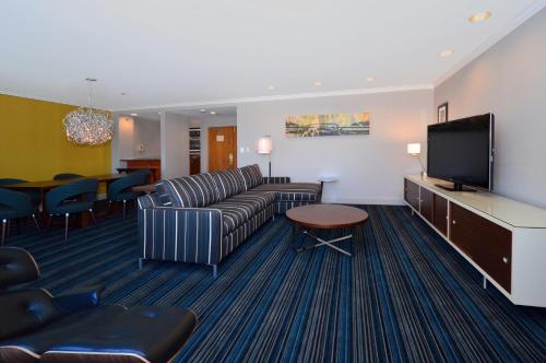 Una televisión o centro de entretenimiento en DoubleTree by Hilton Newark-Fremont