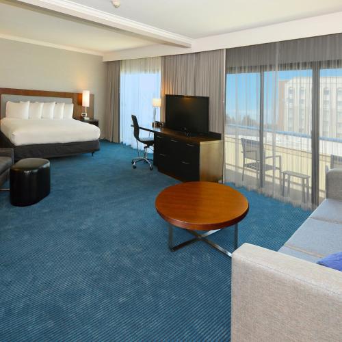 Una televisión o centro de entretenimiento en DoubleTree by Hilton Newark-Fremont