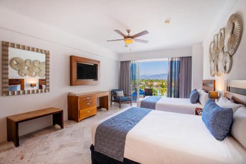 Postel nebo postele na pokoji v ubytování Vamar Vallarta All Inclusive Marina & Beach Resort