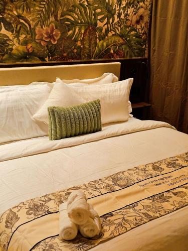 The Palm Suite at Lava Mansionにあるベッド