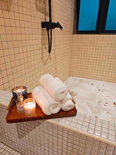 The Palm Suite at Lava Mansionにあるベッド