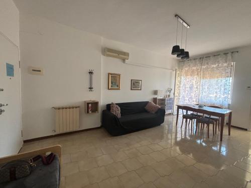 un soggiorno con un divano e un tavolo di Al mare da Ersy a Montesilvano