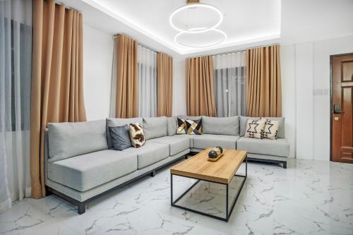 Χώρος καθιστικού στο Cozy 3BR, 4BEDS, 2BA Beach Getaway