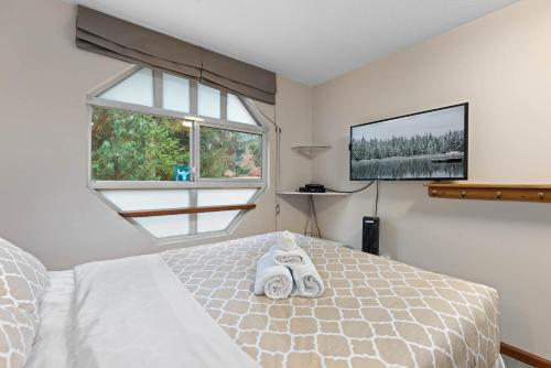 Postel nebo postele na pokoji v ubytování Stoney Creek Sunpath by Whistler Premier
