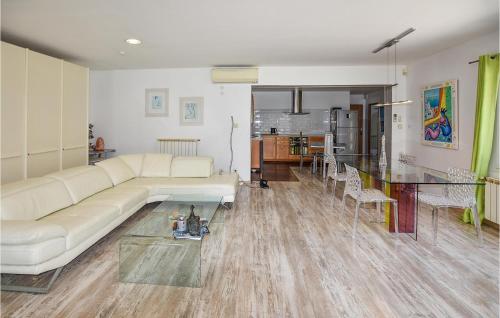 un salon avec un canapé blanc et une table en verre dans l'établissement Nice Home In Sorgues With Kitchen, à Sorgues