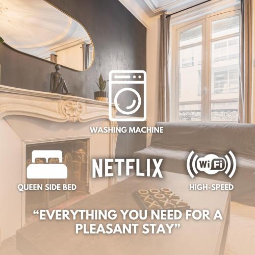 une salle avec une cheminée et un panneau indiquant un lave-linge netflix dans l'établissement Le Clovis - Centre - Cathédrale, à Reims