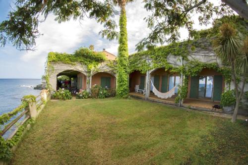 Maison moderne avec vue sur la mer à San-Martino-di-Lota