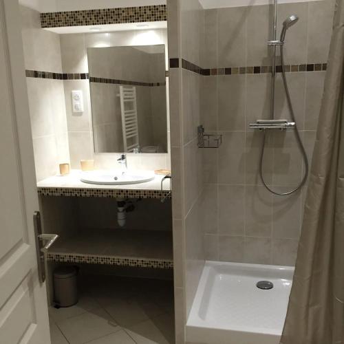 une salle de bain avec un lavabo, une douche et une baignoire dans l'établissement Maison moderne avec vue sur la mer à San-Martino-di-Lota, à San-Martino-di-Lota