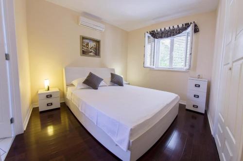 Ένα ή περισσότερα κρεβάτια σε δωμάτιο στο House Jure