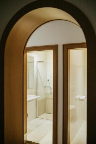 an archway leading to a bathroom with a shower at Pension Baranekhof - closest to the Kitzsteinhorn Ski Resort in Kaprun