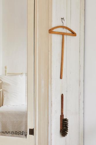 a door with a broom and a wooden handle at Il Fiume Azzurro Home B&B in Castelletto sopra Ticino