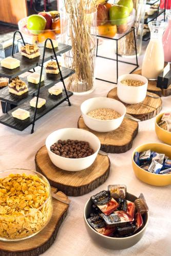 una tabella ricoperta di ciotole di alimenti e altri alimenti di Hosteria El Condado a San Carlos de Bariloche