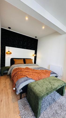 une chambre avec un grand lit avec un mur noir dans l'établissement Appartement 50m de la plage et toutes commodités, plein centre ville et silencieux, à La Grande Motte