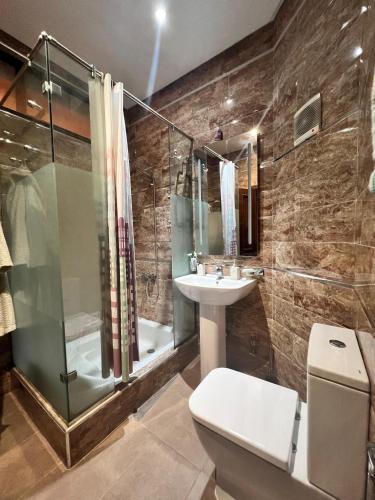 Un baño con inodoro, ducha y lavabo. en Dacia vue sur mer, en Tánger