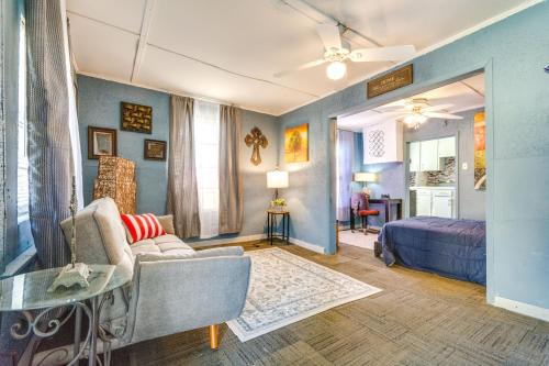 Χώρος καθιστικού στο 4 Mi to Dtwn Little Rock Studio with Porch