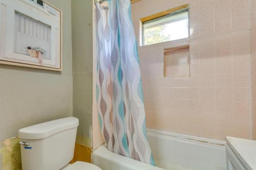Ένα μπάνιο στο Centrally Located North Little Rock Studio with Yard
