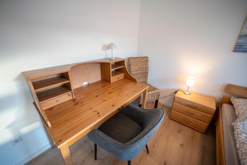 a desk and a chair in a room at Haus unterm Mammutbaum - Elberadweg in Magdeburg