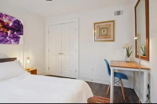 a bedroom with a bed and a desk and a bed and a desk at Cute 1bed 1bath walk to French Q and Bourbon St in New Orleans